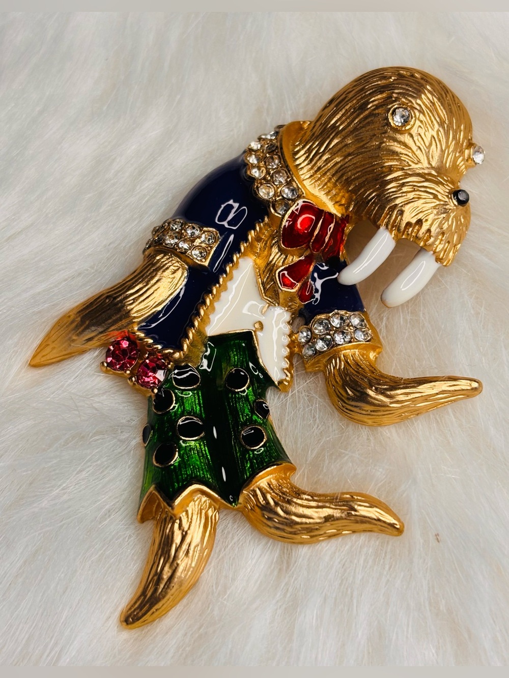 🦭 Jeweled Walrus Brooch – Gold Tone Enamel & Rhinestones